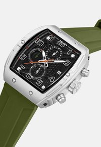 Orologio quadrato in acciaio inox con quadrante nero testurizzato, indicatori luminosi, cinturino in silicone verde e funzioni cronografiche. Inclusi dettagli arancioni.