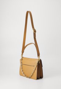 COACH RUNWAY CHAIN TABBY SHOULDER BAG 35 - Handtasche - honey brown