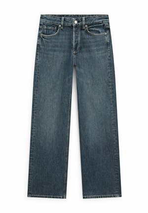 Blaue Jeans mit geradem Bein, vorderen Taschen, Gürtelschlaufen sowie Knopf- und Reißverschluss.