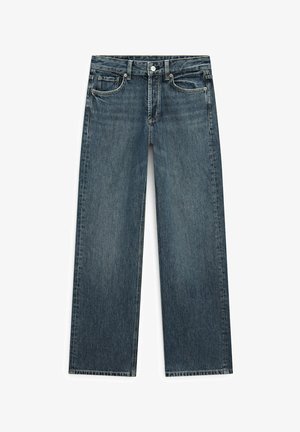 Blaue Jeans mit geradem Bein, vorderen Taschen, Gürtelschlaufen sowie Knopf- und Reißverschluss.