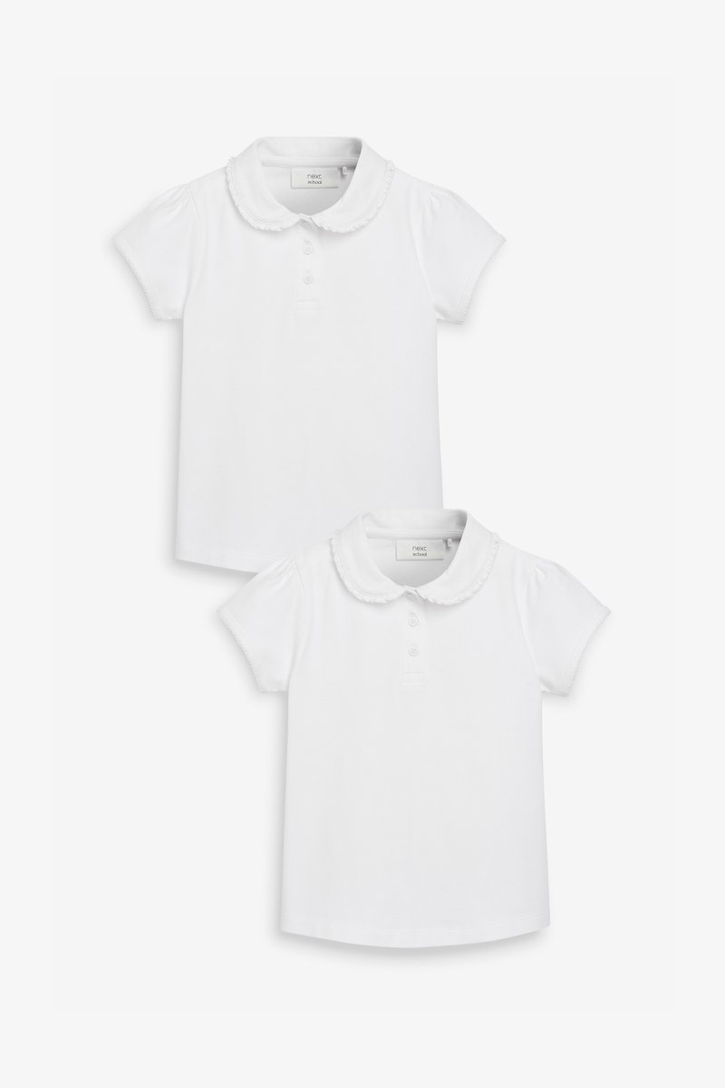 Twee witte polo shirts met korte pofmouwen, gerimpelde kraag en een knoopsluiting met drie knopen. Gemaakt van zachte katoen.