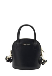 Sac à main en cuir noir avec deux poignées courtes, quincaillerie dorée, fermeture éclair et une bandoulière amovible arborant un accent à motifs.