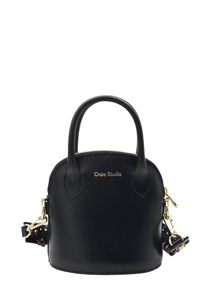 Sac à main en cuir noir avec deux poignées courtes, quincaillerie dorée, fermeture éclair et une bandoulière amovible arborant un accent à motifs.