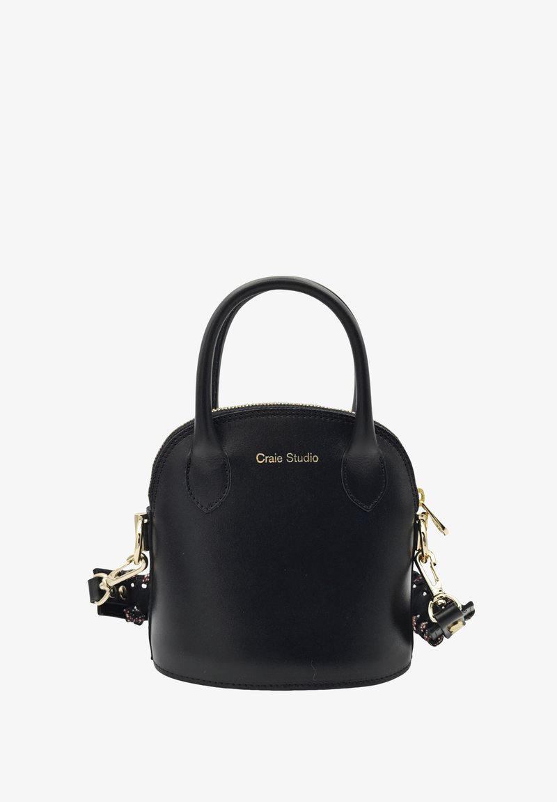 Sac à main en cuir noir avec deux poignées courtes, quincaillerie dorée, fermeture éclair et une bandoulière amovible arborant un accent à motifs.