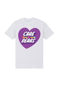Camiseta blanca con un gráfico de corazón púrpura y el texto "CARE BEARS" en letras multicolores, creando un fuerte contraste visual.