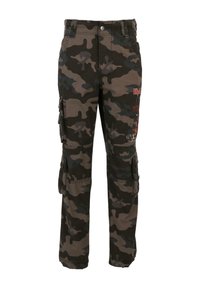 Cargo nohavice s kamuflážovým vzorom v tmavo hnedých a zelených farbách, s viacerými bočnými vreckami, zapínaním na gombík a vyšitým logom Iron Maiden.