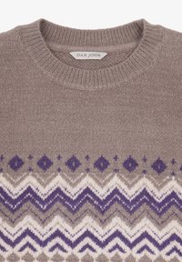 Maglione grigio a maglia con collo rotondo, caratterizzato da un motivo geometrico in viola, crema e lavanda scura nella parte inferiore.