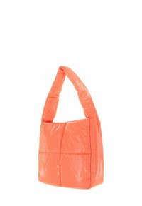 Sac à épaule matelassé corail rose avec un motif carré matelassé et une anse large et épaisse.