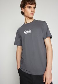 Calvin Klein CUT THROUGH LOGO - T-shirts med print - iron gate