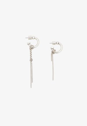 Orecchini a cerchio in argento con un dettaglio a catena attorcigliata e fili pendenti, realizzati in metallo lucido con una finitura elegante.