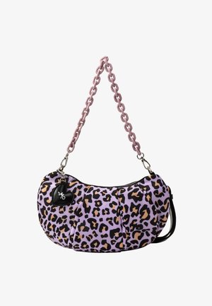 Lilla og sort leopardmønster skuldertaske med pink kæderem og lille sort hjerteformet vedhæng.