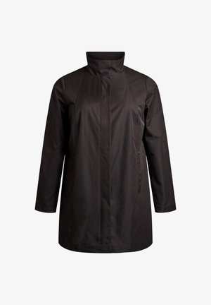 Schwarzer Regenmantel mit hohem Kragen, langen Ärmeln und Vordertaschen; zeichnet sich durch eine elegante, glatte Textur und ein minimalistisches Design aus.