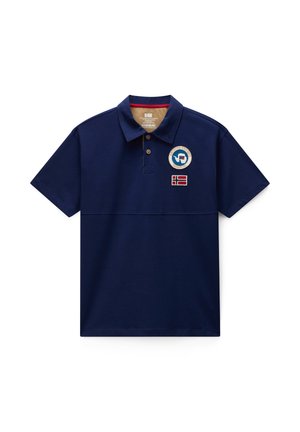 Marineblaues Polohemd mit kurzen Ärmeln, zwei braunen Knöpfen, rundem Logo-Patch und rechteckigem rot-weiß-blauem Flaggen-Patch auf der Brust.
