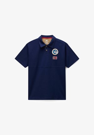 Marineblaues Polohemd mit kurzen Ärmeln, zwei braunen Knöpfen, rundem Logo-Patch und rechteckigem rot-weiß-blauem Flaggen-Patch auf der Brust.