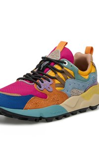 Sneaker multicolore realizzata con materiali in rete e suede. Il design presenta accenti rosa, blu, arancione e giallo con lacci neri e suola texture.