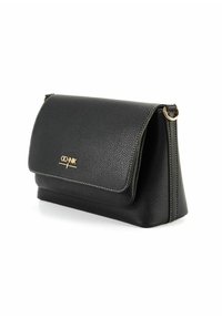 Czarna skórzana torebka o teksturowanym wykończeniu, z klapką, złotymi detalami oraz trójkątnym profilem bocznym.