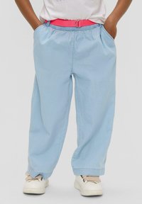 Jasnoniebieskie spodnie o szerokich nogawkach z elastyczn ą talią i różowym paskiem. Posiadają boczne kieszenie oraz gładki, lekki materiał.