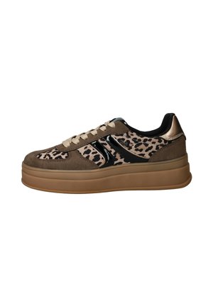 Bruine en zwarte sneakers met luipaardprint, accenten van suede en lakleer, ronde neus, dikke platformzool en beige veters.