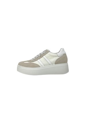 Sneaker platform beige e bianco con chiusura frontale con lacci e suola spessa, vista laterale su sfondo bianco uniforme.