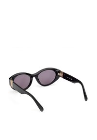 Černé sluneční brýle ve tvaru kočičích očí, s tmavě fialovými skly a zlatými akcenty na stranách. Lesklé plastové rámy.