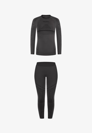 Zwart sportset bestaande uit een longsleeve en nauwsluitende leggings. Voorzien van gestructureerde patronen en subtiele branding op het bovenstuk.