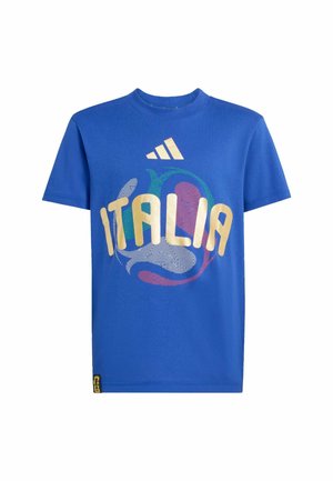 Maglietta blu a maniche corte con logo Adidas sopra un globo stilizzato multicolore e testo dorato "ITALIA" sulla parte anteriore.