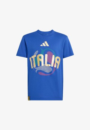 Camiseta azul de manga corta con un logo de Adidas sobre un globo estilizado multicolor y texto dorado "ITALIA" en el frente.