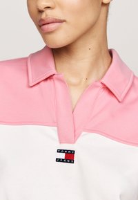 Tommy Jeans BADGE - Ilgarankovis viršutinės dalies drabužis - ballet pink multi