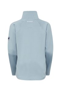 Lyseblå fleecejakke med høj krave, lange ærmer, Mammut-logo på øvre ryg og et mærke på venstre ærme, vist bagfra.