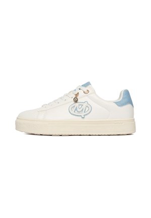 Biały niski sneaker z jasnoniebieską łatą na pięcie, jasnoniebieskim logo po boku, białymi sznurówkami i małym okrągłym ozdobnym wisiorkiem przymocowanym do sznurowadła.