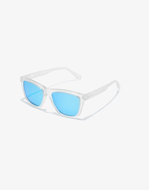 Ochelari de soare din plastic clar cu rame unghiulare, lentile nuanțate în albastru și un design minimalist. Ușori, cu o textură netedă și fără logo-uri vizibile.