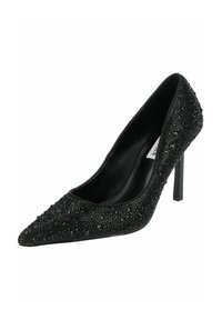 Zapato de tacón alto texturizado en negro con punta afilada, adornado con pequeños acentos brillantes y un delgado tacón de aguja.
