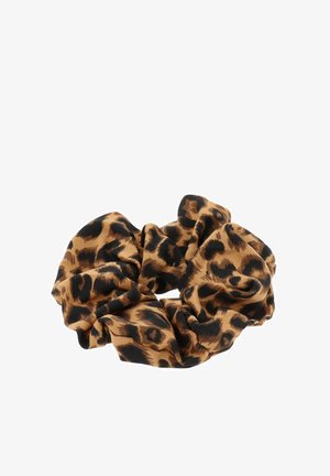 Leoprint-Haargummi aus weichem Stoff, mit einem beigen Grundton und dunkelbraunen sowie schwarzen Flecken, zu einer runden Form zusammengezogen.