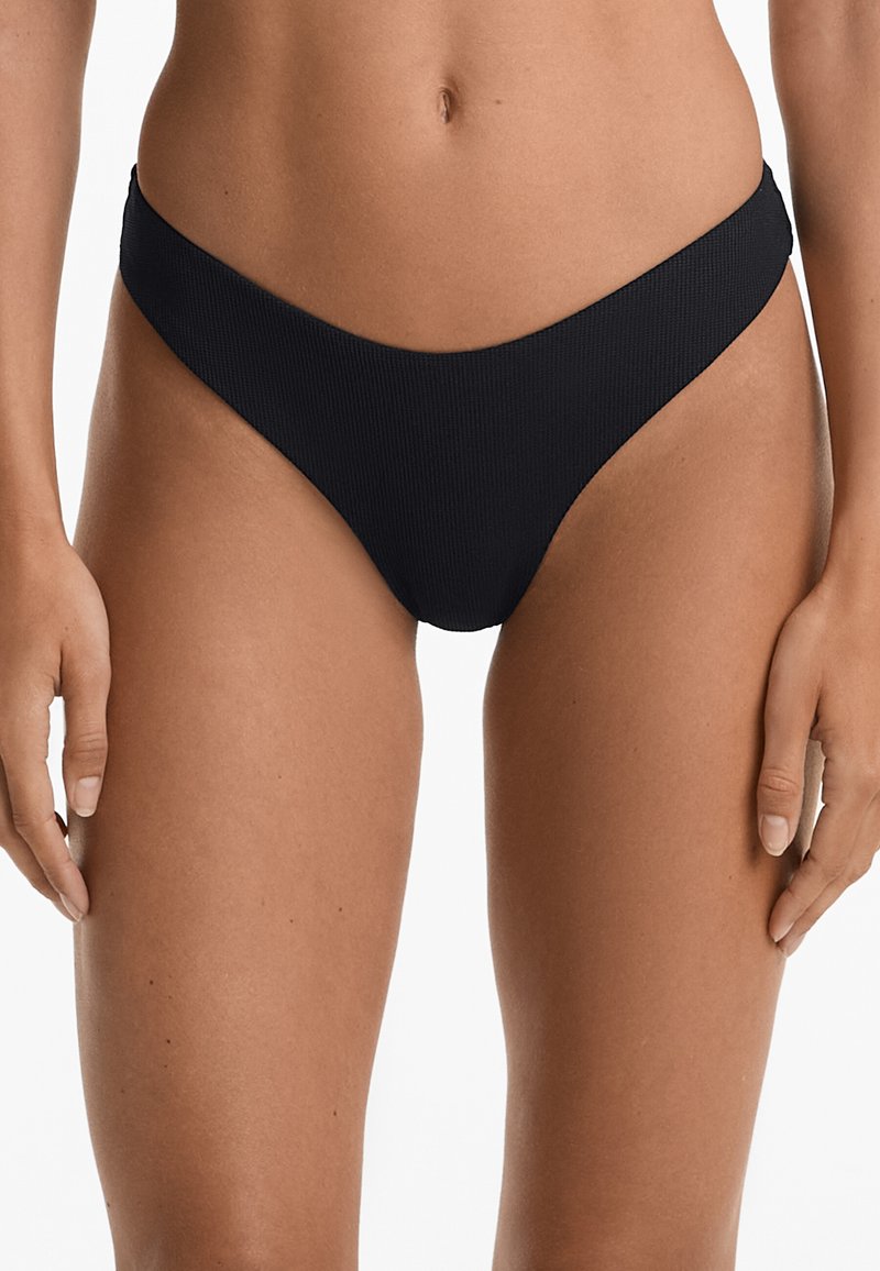 Černé bikiny s ribovanou texturou, nízkým střihem a minimálním zakrytím zad, s hladkým pasem a čistými liniemi.