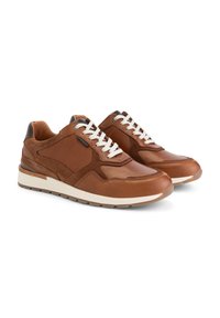 Bruine leren en suede sneakers met witte veters, geaccentueerde texturen, een gevoerde zool en een gladde afwerking.
