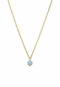 Gouden ketting met een lichtblauwe hexagonale bedelhanger met een klein gouden accent aan de onderkant. Gladde textuur en eenvoudig ontwerp.