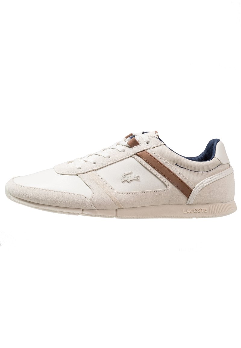 Sneaker bianco realizzato in pelle e suede, con una striscia di accentuazione marrone, punta rotonda, chiusura con lacci e dettaglio del tallone con marchio.