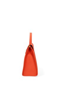 Borsa in pelle arancione con una forma triangolare strutturata. Presenta una maniglia superiore e una texture liscia. Nessun dettaglio hardware visibile.