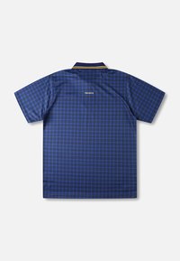 Rövid ujjú kék kockás galléros póló sárga részletekkel a gallérnál és a hátán logóval. Sima anyagú, laza szabású.