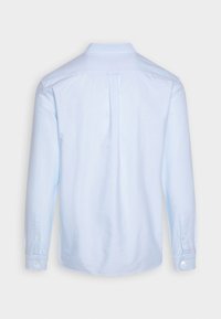 Camisa de manga larga azul claro con una textura suave, cuello clásico y puños abotonados. Detalle de pliegue en la parte posterior para un mejor ajuste.