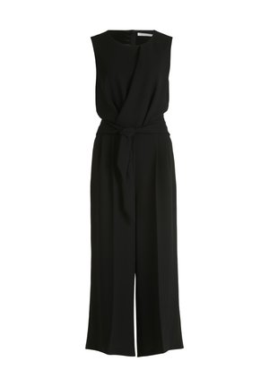 Schwarzer ärmelloser Jumpsuit mit V-Ausschnitt, tailliertem Bund, der mit einem Stoffgürtel gebunden ist, weiter Beinsilhouette, glatter Textur und Reißverschluss auf der Rückseite.