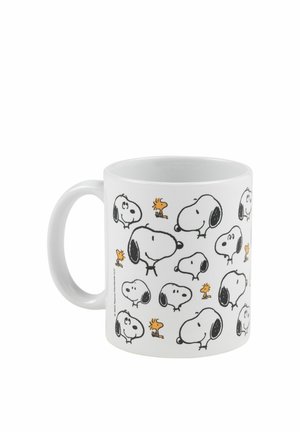 Weißer Keramikbecher, verziert mit mehreren schwarz-weißen Snoopy-Gesichtern und kleinen gelben Woodstock-Vögeln.