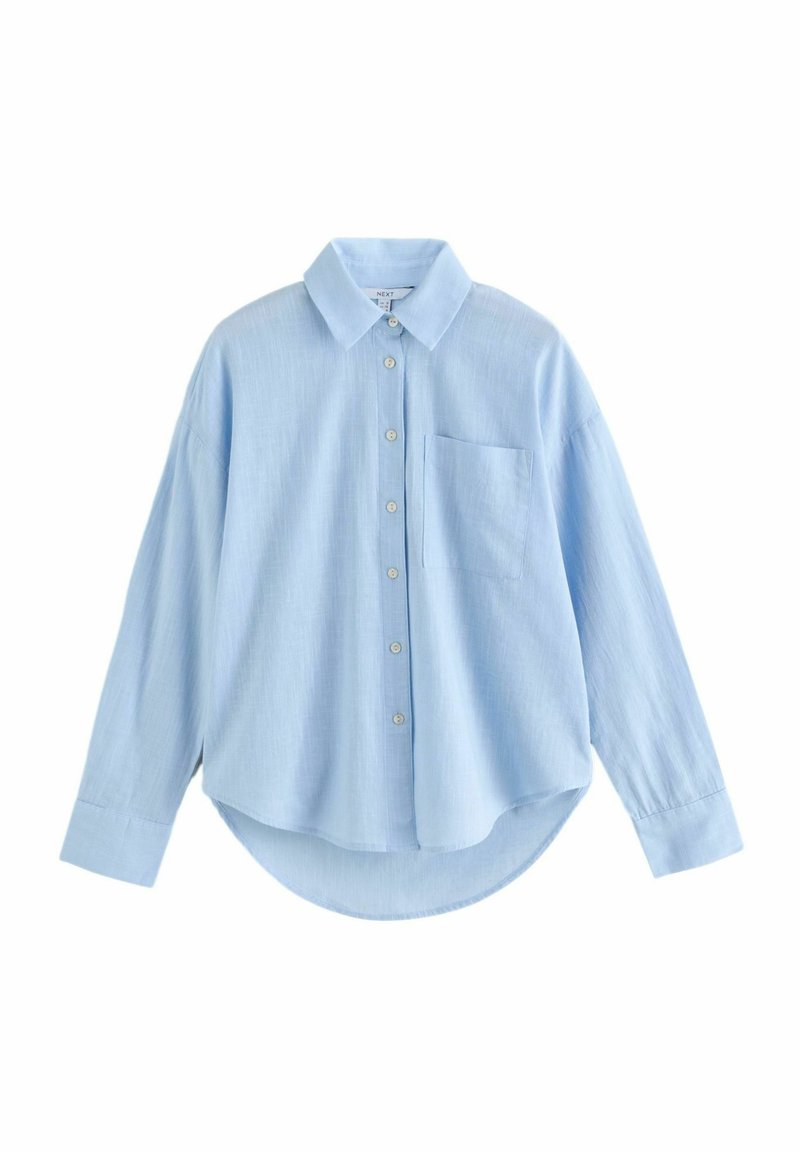 Chemise bleu clair à boutons, fabriquée dans un tissu texturé. Présente un col classique, une poche poitrine unique et un ourlet arrondi avec des manches longues.