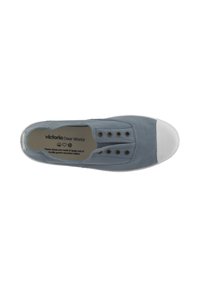 Slip-on blå canvas sneakers med hvidgummi tå, metaløjer og trykt tekst indeni om genanvendt bomuldsmateriale.