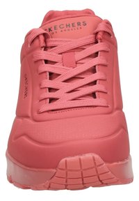 Różowe sneakersy Skechers z koralowym akcentem wykonane są z gładkiego materiału syntetycznego, mają okrągły czubek, płaskie sznurówki, wyściełany kołnierz oraz teksturowany wzór podeszwy.