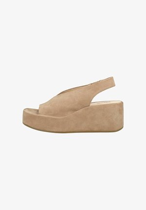 Beige ruskind slingback platform sandal med åben tå og tyk kilehæl, designet til kvinders afslappede brug.