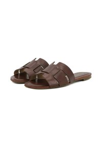 Sandali scivolati in pelle marrone con design a banda larga, caratterizzati da forme ritagliate, punta aperta e suola piatta.