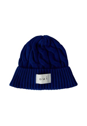 Dunkelblaue gestrickte Mütze mit umgeschlagenem Rippbündchen und einem weißen Patch-Label mit der Aufschrift "oui" vorne in der Mitte.