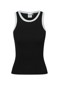 Czarna prążkowana koszulka na ramiączkach o dopasowanym kroju, z białym wykończeniem wokół dekoltu i wycięć na ramionach, wykonana z miękkiego, elastycznego materiału.