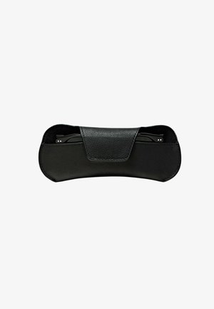 Étui à lunettes en cuir noir texturé avec rabat partiellement ouvert, révélant des lunettes noires pliées à l'intérieur sur fond blanc.